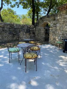 Hotels Hotel Lou Caleu restaurant le Rocher des Abeilles : photos des chambres