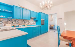 Blue Waves Apartment with Maltese Balcony