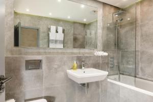 PenthouseStays nr Notting Hill - Luxury 2 Bedroom King Bed Apartment - near Portobello Road