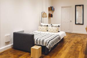 2 Bedroom Apartment right on Trafalgar Square