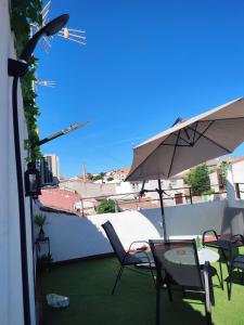 Casa Luzon, terraza-solarium con ducha y salon rustico