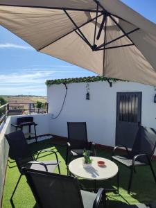 Casa Luzon, terraza-solarium con ducha y salon rustico