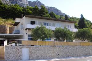 Apartments with a parking space Mimice, Omis - 5958