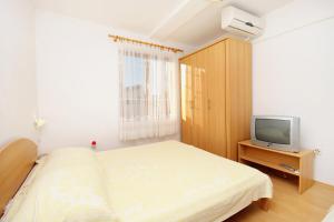 Apartments by the sea Vinisce, Trogir - 5982