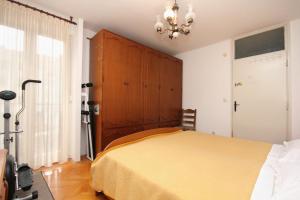 Apartments with a parking space Omis - 5989