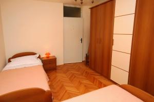 Apartments with a parking space Omis - 5989