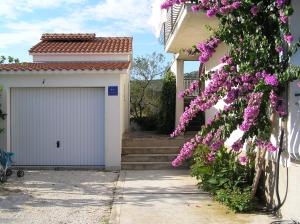 Apartments by the sea Vinisce, Trogir - 6015