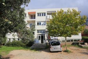 Apartments with parking space Makarska - 5984