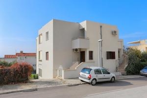 Apartments with a parking space Makarska - 5984