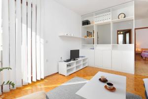 Apartments with parking space Makarska - 5984