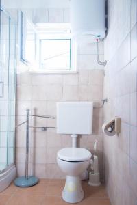 Apartments with a parking space Postira, Brac - 6049