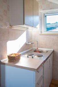 Apartments with a parking space Postira, Brac - 6049