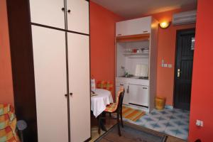 Apartments by the sea Lokva Rogoznica, Omis - 6004