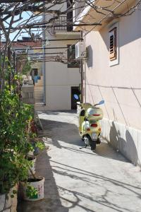 Apartments with a parking space Supetar, Brac - 6037