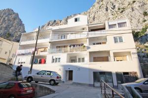 Apartments with a parking space Omis - 5988