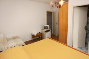 Apartments with a parking space Makarska - 6087