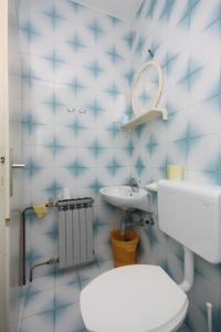 Apartments with a parking space Makarska - 6087