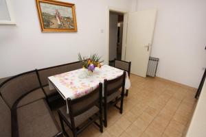 Apartments with a parking space Makarska - 6087