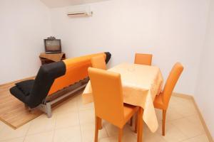 Seaside apartments with a swimming pool Nin, Zadar - 5930