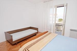 Apartments by the sea Supetar, Brac - 6040