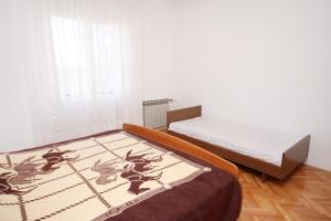 Apartments by the sea Supetar, Brac - 6040