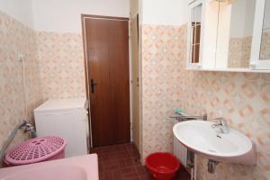 Apartments by the sea Supetar, Brac - 6040