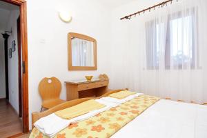 Holiday house with a parking space Postira, Brac - 6052