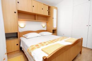 Holiday house with a parking space Postira, Brac - 6052