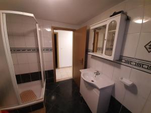 Apartments with parking space Vinisce, Trogir - 6117