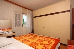 Apartments with parking space Grebastica, Sibenik - 6103