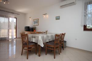 Apartments by the sea Sukosan, Zadar - 6120