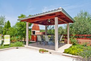 Family friendly apartments with a swimming pool Vinkuran, Pula - 7444