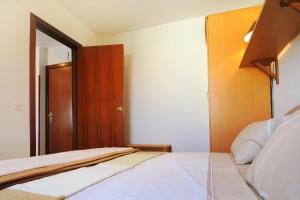 Apartments with a parking space Ravni, Labin - 7450