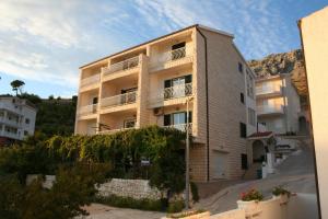 Apartments with a parking space Duce, Omis - 7532 