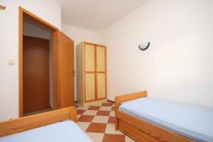 Apartments with parking space Duce, Omis - 7532