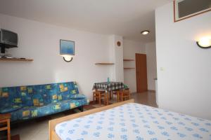 Apartments with parking space Duce, Omis - 7532