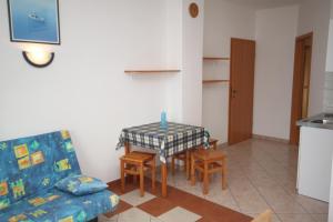 Apartments with parking space Duce, Omis - 7532