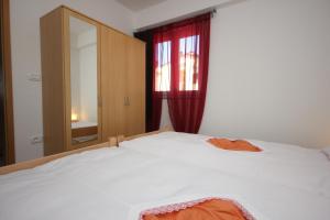 Apartments with a parking space Strmac, Labin - 7402