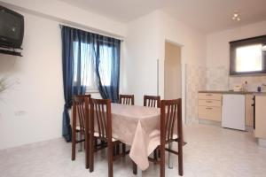 Apartments with a parking space Strmac, Labin - 7402