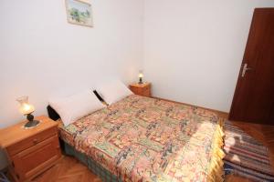 Apartments with parking space Rogoznica - 7541