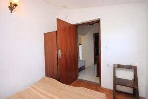 Apartments with parking space Rogoznica - 7541