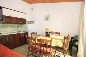 Apartments with parking space Rogoznica - 7541