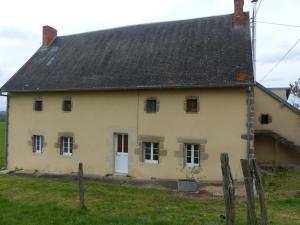 Gîte de campagne avec terrasse et tous équipements à Mazirat - FR-1-489-385
