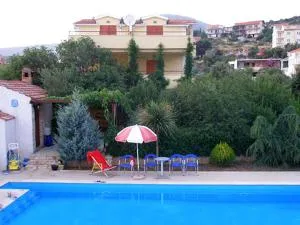 Family friendly apartments with a swimming pool Seget Vranjica, Trogir - 7559 - Vranjča