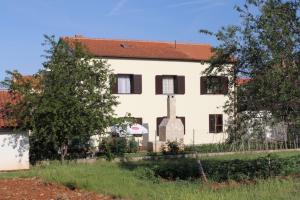 Apartments with a parking space Peroj, Fazana - 7516 