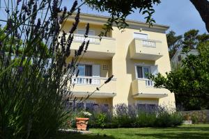 Apartments with parking space Rab - 12383 
