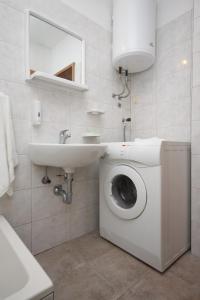 Family friendly house with a swimming pool Vinisce, Trogir - 7510