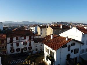 Appartements Appartement moderne au centre-ville avec parking a Saint-Jean-de-Luz - FR-1-4-646 : photos des chambres