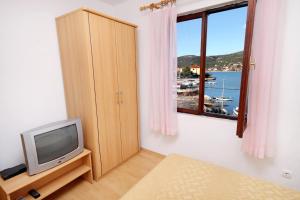 Apartments by the sea Vinisce, Trogir - 5982