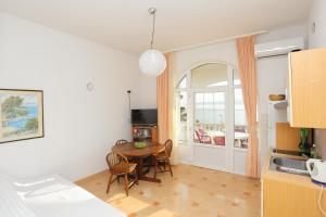 Apartments by the sea Brela, Makarska - 6006